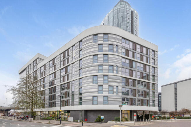 1 bed property, in Ealing Road, £280,000