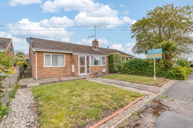 2 bed property, in Lloyds Avenue, £170,000