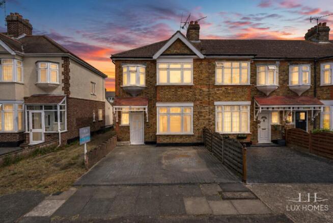 3 bed property, in Glenwood Drive, £525,000