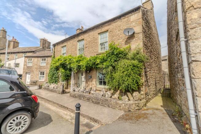 3 bed property, in Holm House, £400,000