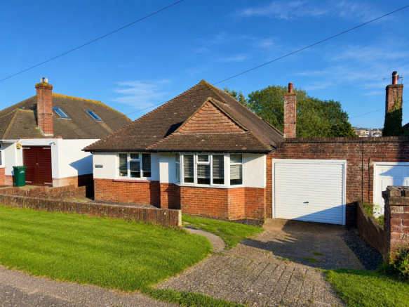 3 bed property, in Chichester Drive West, £499,950
