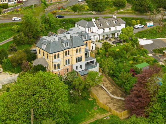 5 bed property, in Torrs Park, £995,000