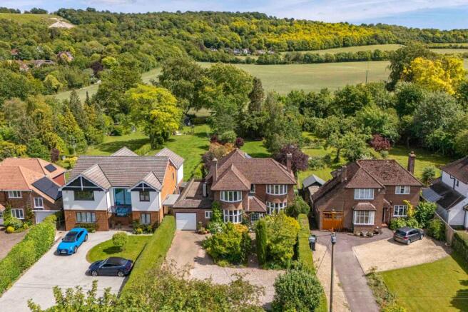 4 bed property, in Aylesbury Road, £985,000