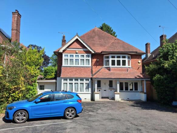 5 bed property, in Bassett Avenue, £725,000