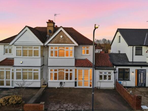 4 bed property, in Totternhoe Close, £850,000