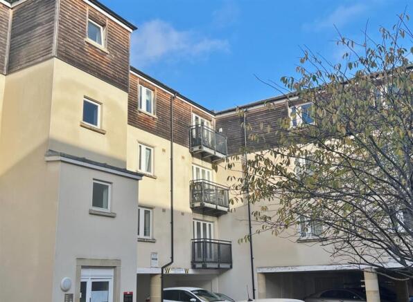 2 bed property, in Grist Court, £175,000