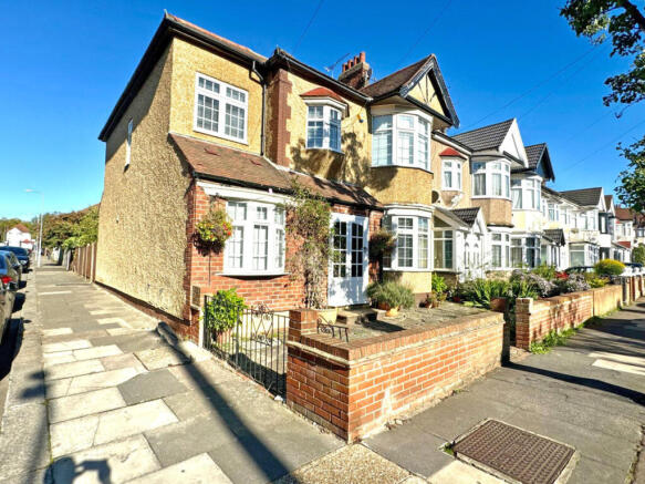 5 bed property, in Campbell Avenue, £750,000