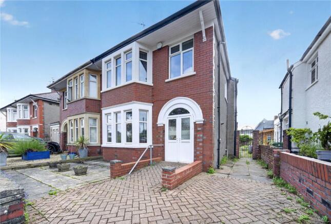 3 bed property, in Bishops Walk, £525,000
