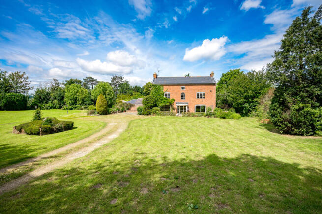 6 bed property, in Wood Farm House, £500,000