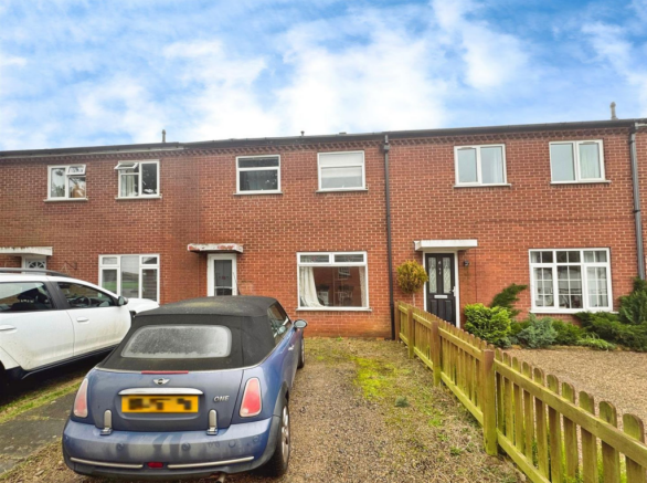2 bed property, in Main Street, £165,000