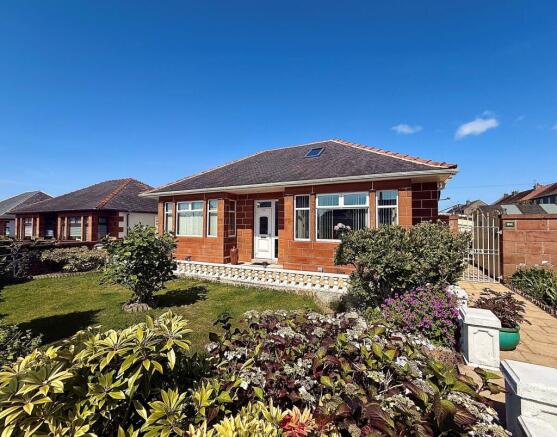 4 bed property, in Castlehill Road, £270,000