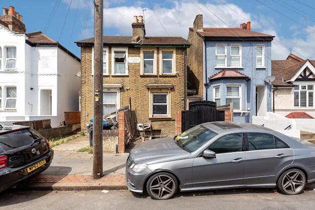 3 bed property, in Whitehorse Road, £225,000