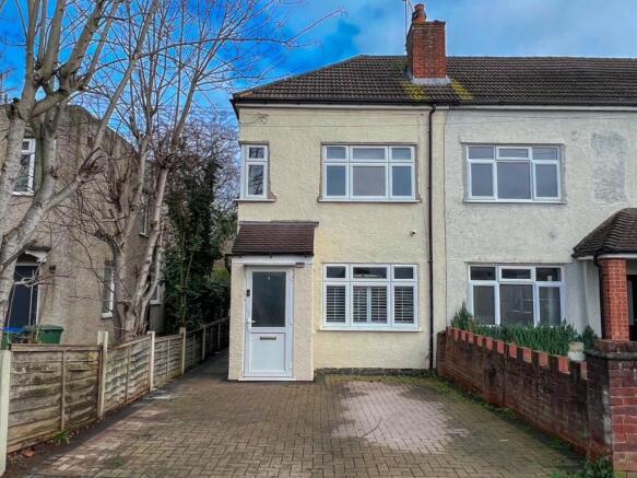 2 bed property, in First Avenue, £425,000