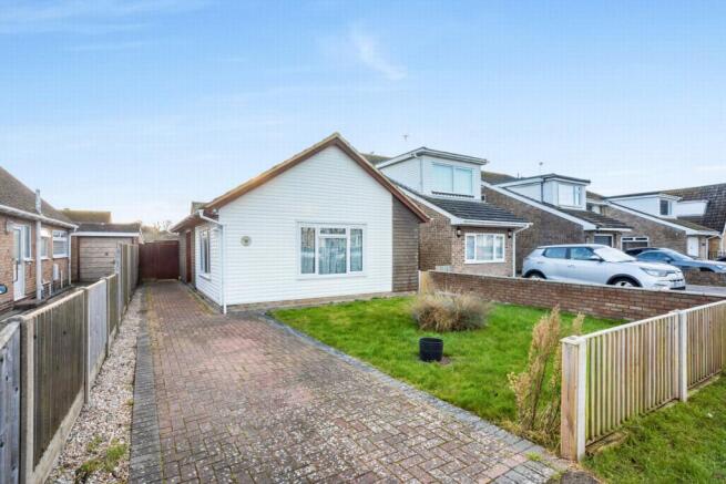2 bed property, in Blenheim Road, £250,000