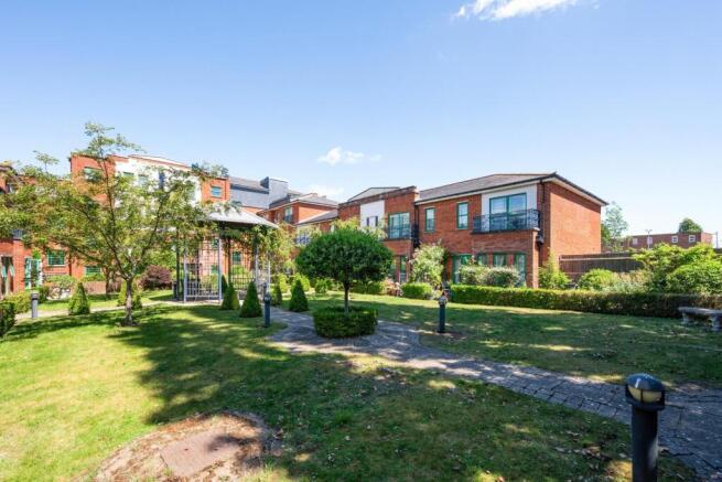 2 bed property, in Central Road, £350,000