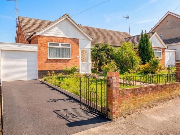 2 bed property, in Marylands Avenue, £350,000