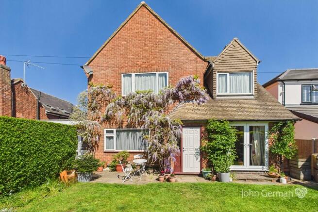 5 bed property, in Mountfields Drive, £475,000