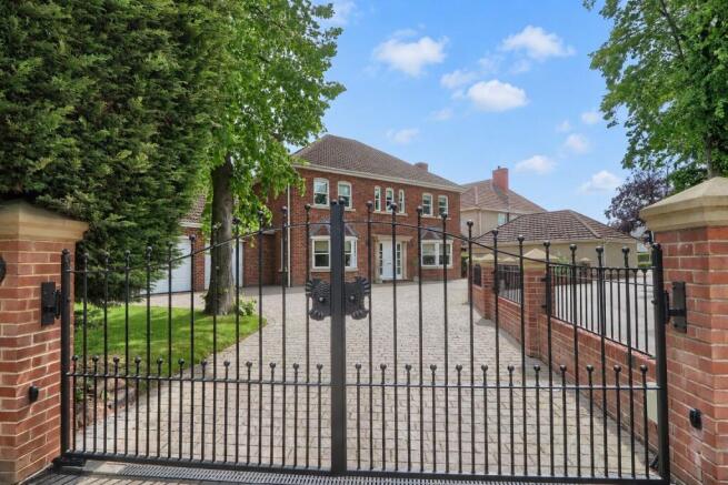 5 bed property, in Junction Road, £700,000