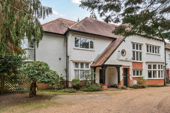 2 bed property, in Old Woking Road, £300,000