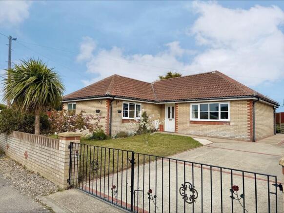 3 bed property, in The Glebe, £195,000