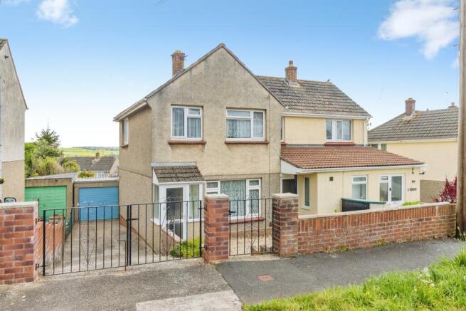 3 bed property, in Oakland Road, £220,000
