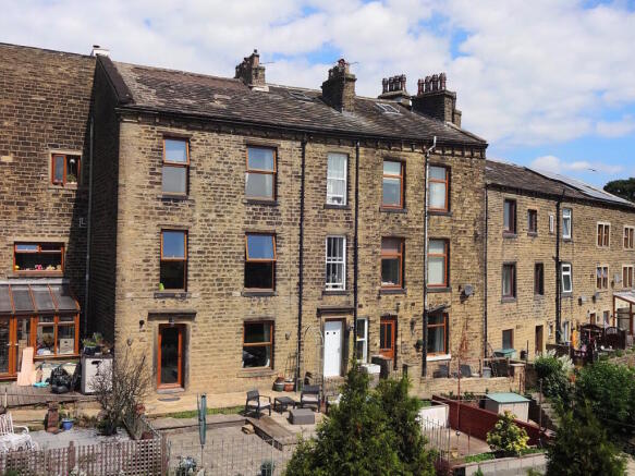 3 bed property, in Stainland Road, £340,000