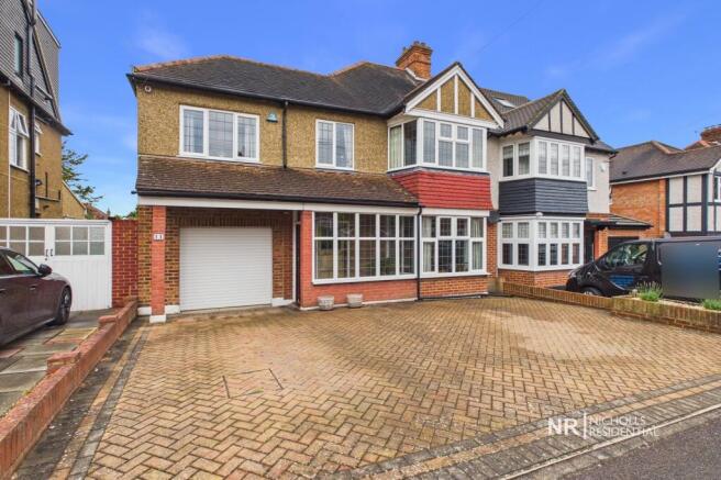 5 bed property, in Newbolt Avenue, £900,000
