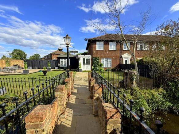 4 bed property, in Hithermoor Road, £535,000