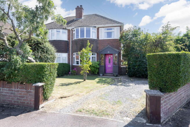 3 bed property, in Studland Drive, £435,000