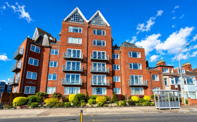 2 bed property, in Queens Parade, £295,000