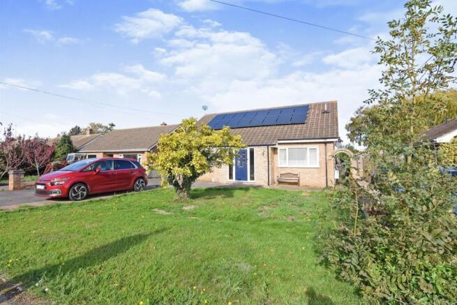 5 bed property, in Knights End Road, £365,000