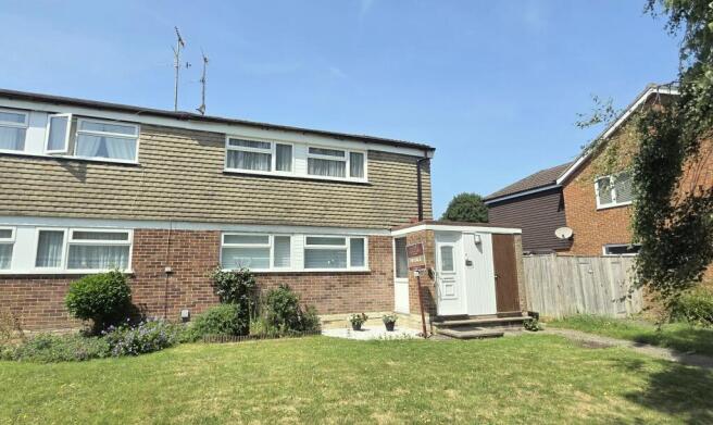 2 bed property, in Appledore Gardens, £250,000