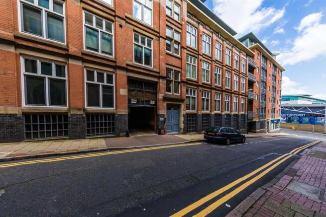 2 bed property, in Lexington Place, £180,000