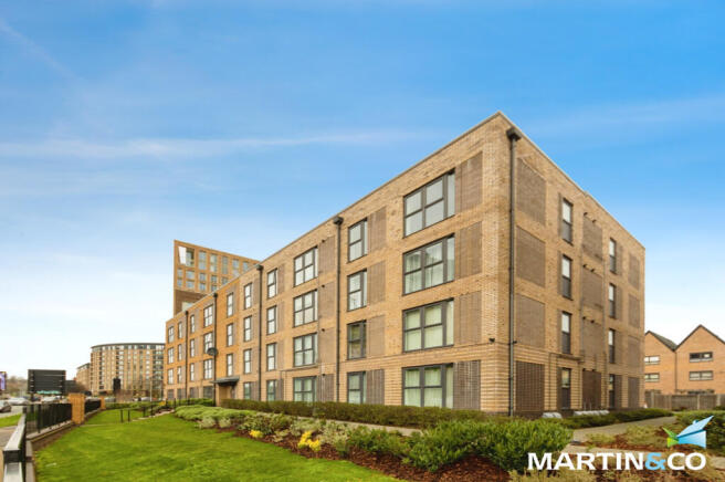 2 bed property, in Waterway House, £215,000