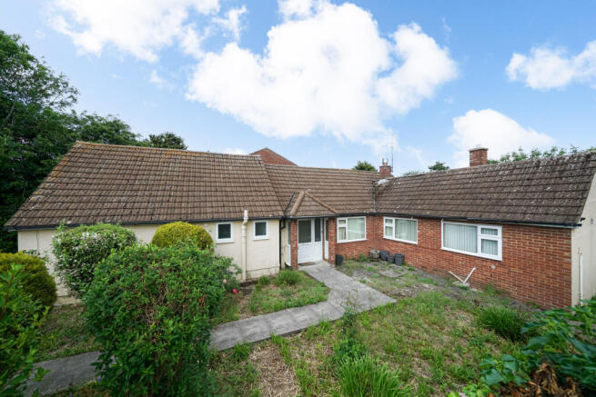 4 bed property, in Middle Road, £650,000