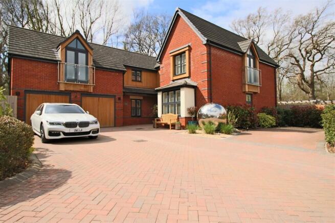 5 bed property, in Winstones Road, £1,000,000
