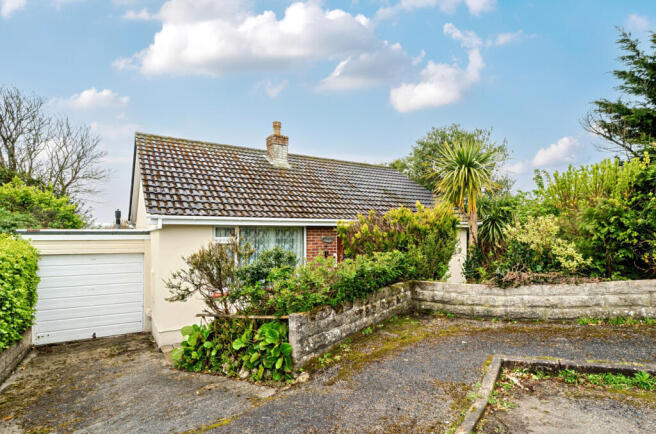 3 bed property, in St. Nicholas Close, £350,000
