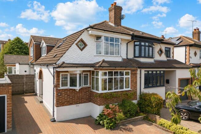 4 bed property, in Dukes Avenue, £895,995