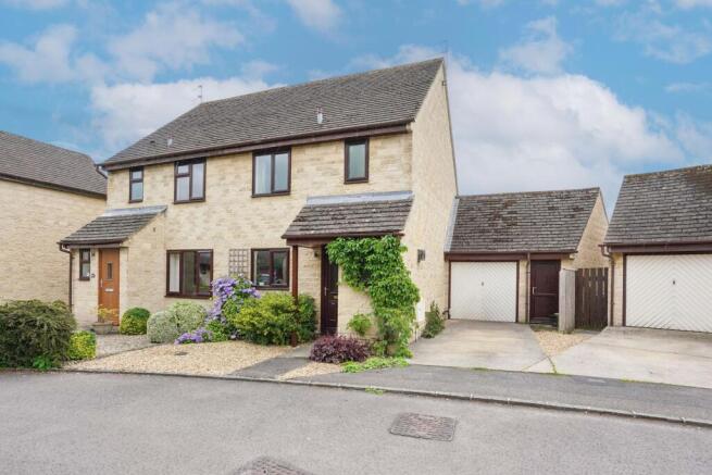 3 bed property, in Manor Road, £400,000