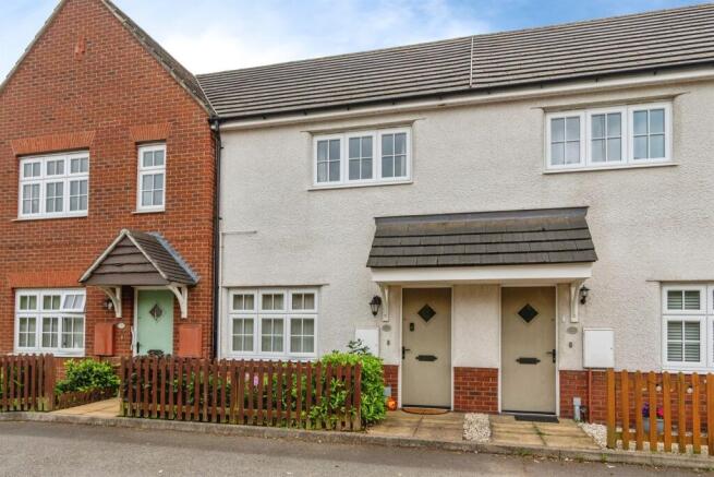 2 bed property, in Greenway Road, £130,000
