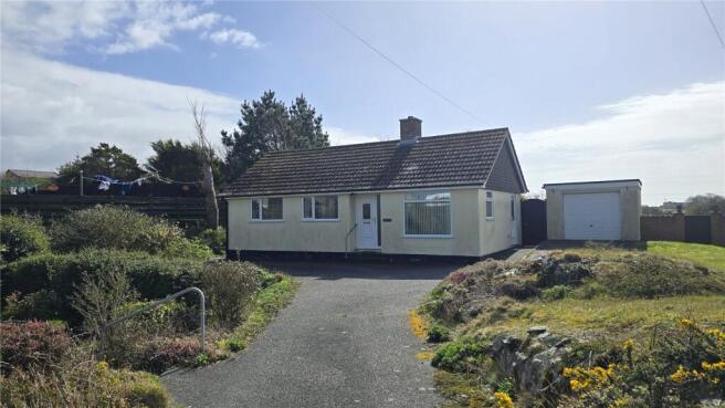 3 bed property, in Caergeiliog, £195,000