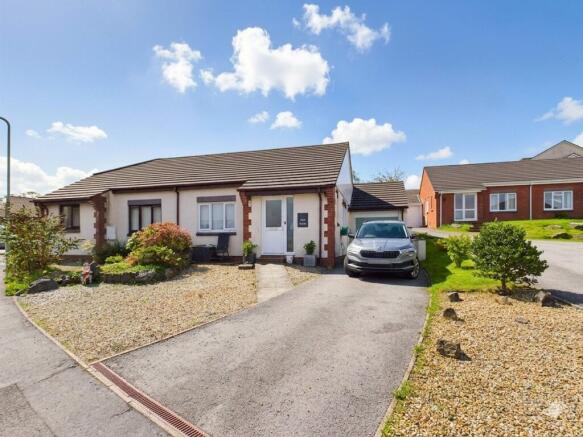 2 bed property, in Fox Close, £210,000