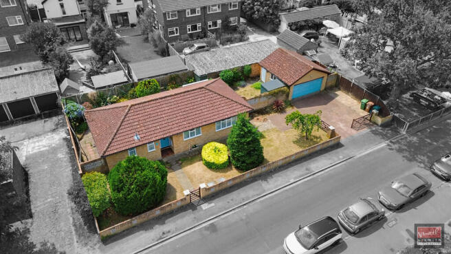 2 bed property, in West Close, £750,000