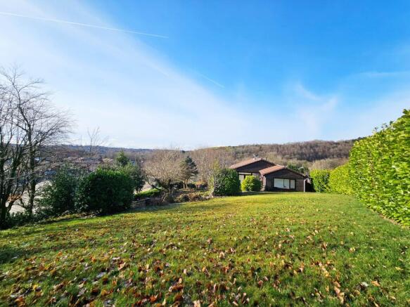 4 bed property, in Upper Cliff Hill, £550,000