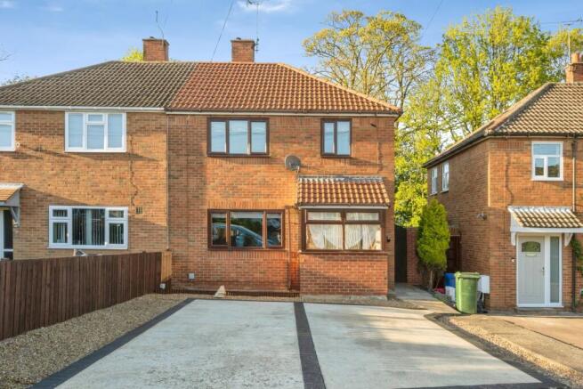 3 bed property, in Tennyson Avenue, £150,000
