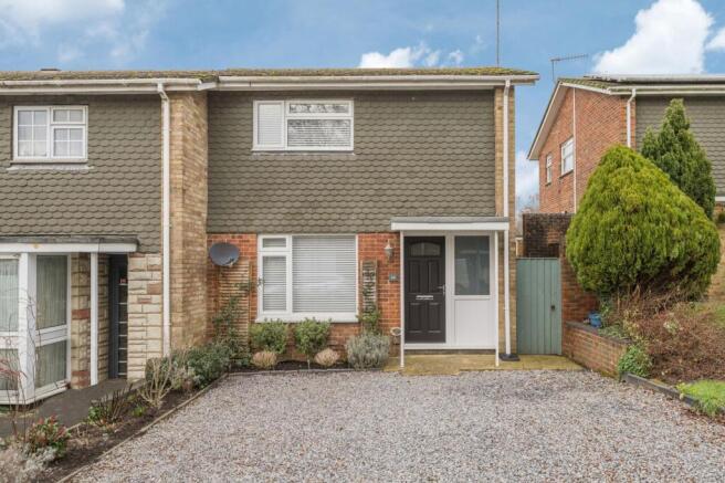 2 bed property, in Old Farm Road, £300,000