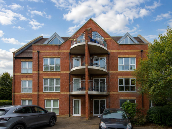 2 bed property, in Park Gate, £120,000