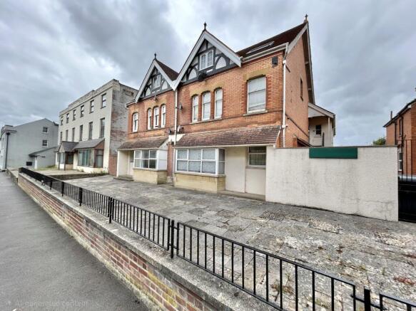 2 bed property, in Hendford House, £120,000