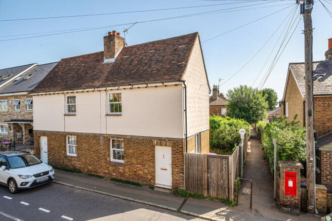 2 bed property, in Bengeo Street, £375,000