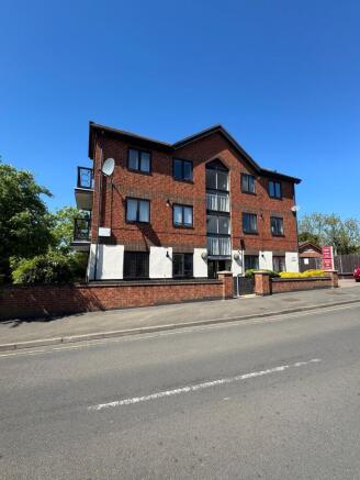 2 bed property, in Devere Court, £160,000